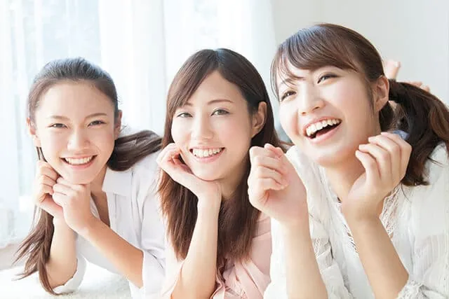笑顔の女性たちの写真